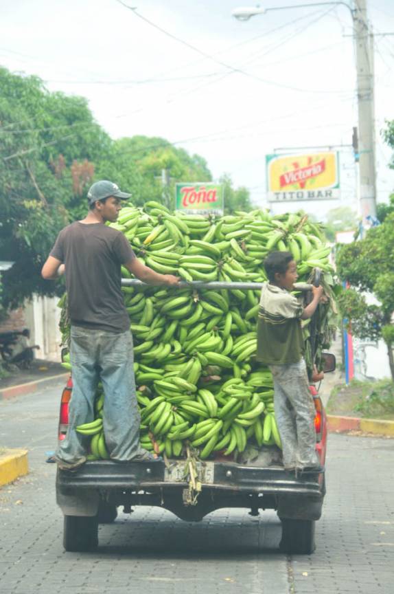 Carona no caminhão de bananas, bem comum na Isla Ometepe, no lago Nicarágua, sul do país